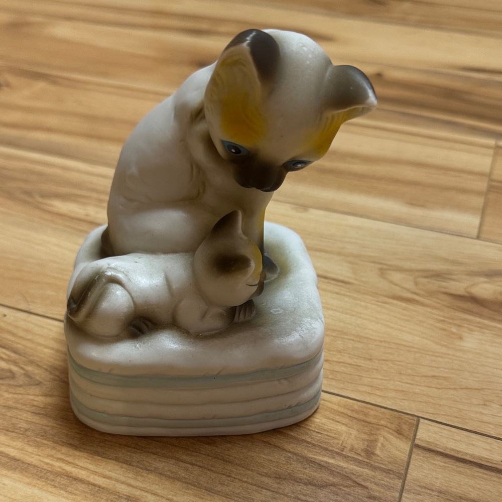 Elegant Cat and Kitten Sculpture